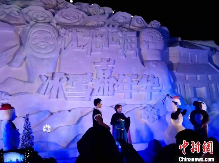 活動(dòng)現(xiàn)場(chǎng)表演的《冰雪奇緣》很受歡迎?！≮w桂華 攝