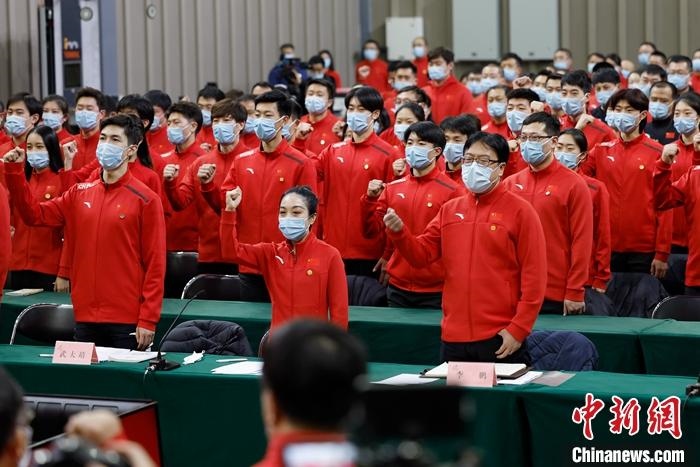 1月5日晚，全力沖刺北京冬奧學(xué)習(xí)座談會(huì)在北京舉行，座談會(huì)后，中國冰雪國家集訓(xùn)隊(duì)全體成員起立，齊聲高呼：“中國冰雪，加油！加油！加油！” <a target='_blank' href='/'>中新社</a>記者 富田 攝
