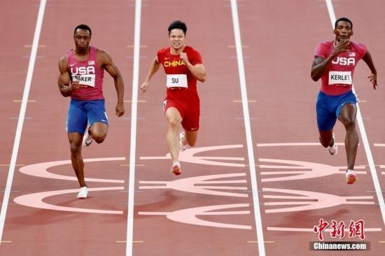 資料圖：北京時間8月1日晚，在東京奧運(yùn)會男子百米決賽中，中國選手蘇炳添以9.98秒的成績獲得第六名，作為首位闖進(jìn)奧運(yùn)男子百米決賽的中國人，他再次創(chuàng)造了歷史。圖為蘇炳添在比賽中。<a target='_blank' href='/'>中新社</a>記者 富田 攝
