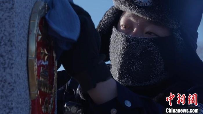 圖為恩和哈達邊境派出所的9名民警踏雪巡邊。　劉維明 攝