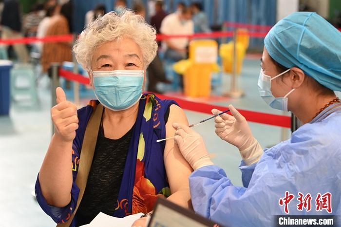 8月27日，內蒙古自治區(qū)呼和浩特市的一位老年人接種新冠病毒疫苗。當天，中國國家衛(wèi)生健康委員會發(fā)布消息，截至2021年8月26日，中國31個省(自治區(qū)、直轄市)和新疆生產建設兵團累計報告接種新冠病毒疫苗200391.4萬劑次。 <a target='_blank' href='/'>中新社</a>記者 劉文華 攝