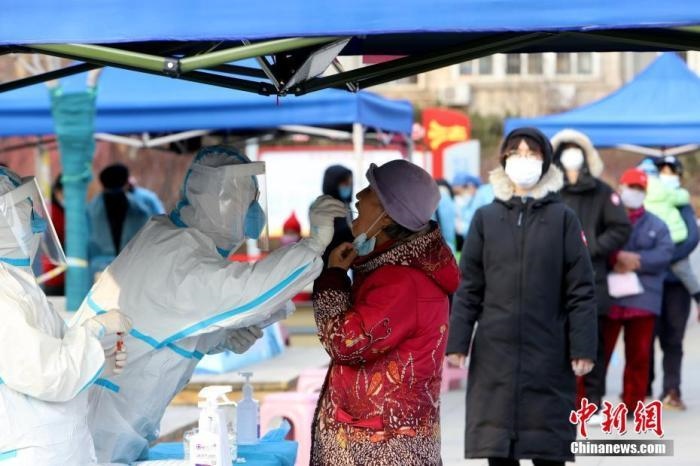 資料圖：1月9日，天津市南開(kāi)大學(xué)西南村，社區(qū)組織市民進(jìn)行核酸檢測(cè)。 <a target='_blank' href='/'>中新社</a>記者 張道正 攝