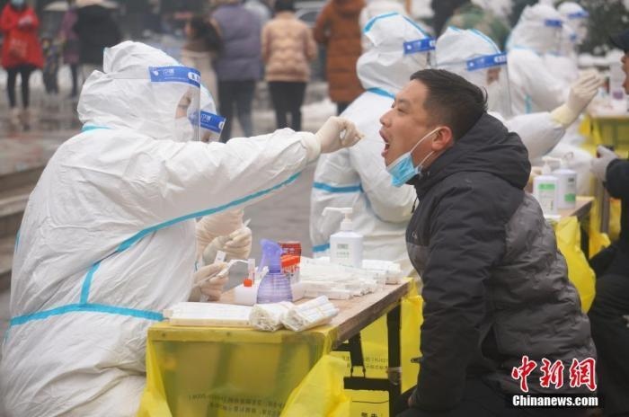 資料圖：圖為鄭州市民接受核酸檢測(cè)。 <a target='_blank' href='/'>中新社</a>記者 韓章云 攝
