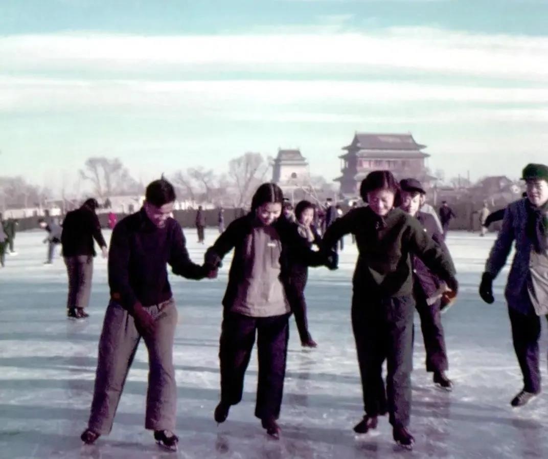1955年，在什剎海學(xué)習(xí)溜冰的大學(xué)生。(圖源：人民畫報(bào))