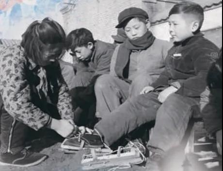 上世紀(jì)50年代，孩子們?cè)诖┠景灞?圖源：北京日?qǐng)?bào))