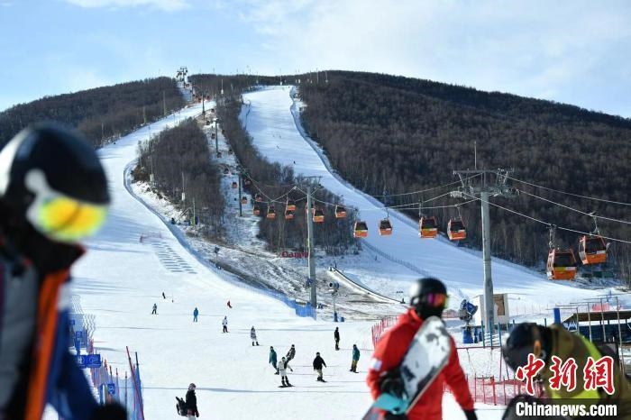圖為游客在崇禮的滑雪場滑雪。　翟羽佳　攝