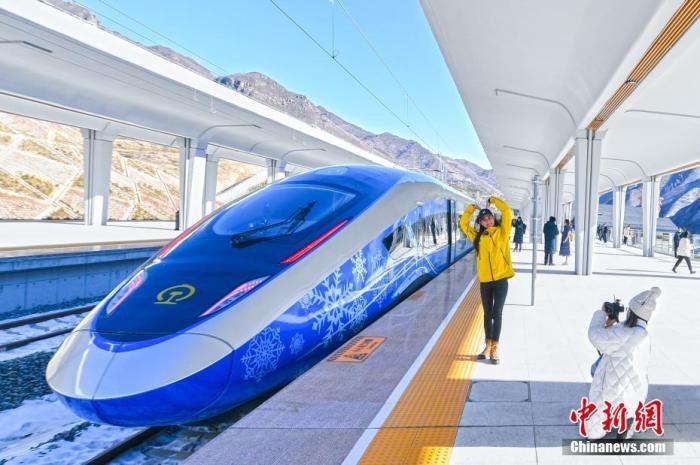 1月12日，河北省張家口市崇禮區(qū)，路側(cè)矗立的北京冬奧會標志。崇禮11日迎來降雪，雪后的崇禮冬奧氛圍濃。 <a target='_blank' href='/'>中新社</a>記者 賈天勇 攝