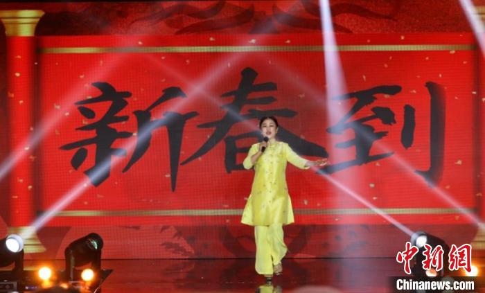 朱明瑛演唱《新春到》?！”本┟裾块T供圖
