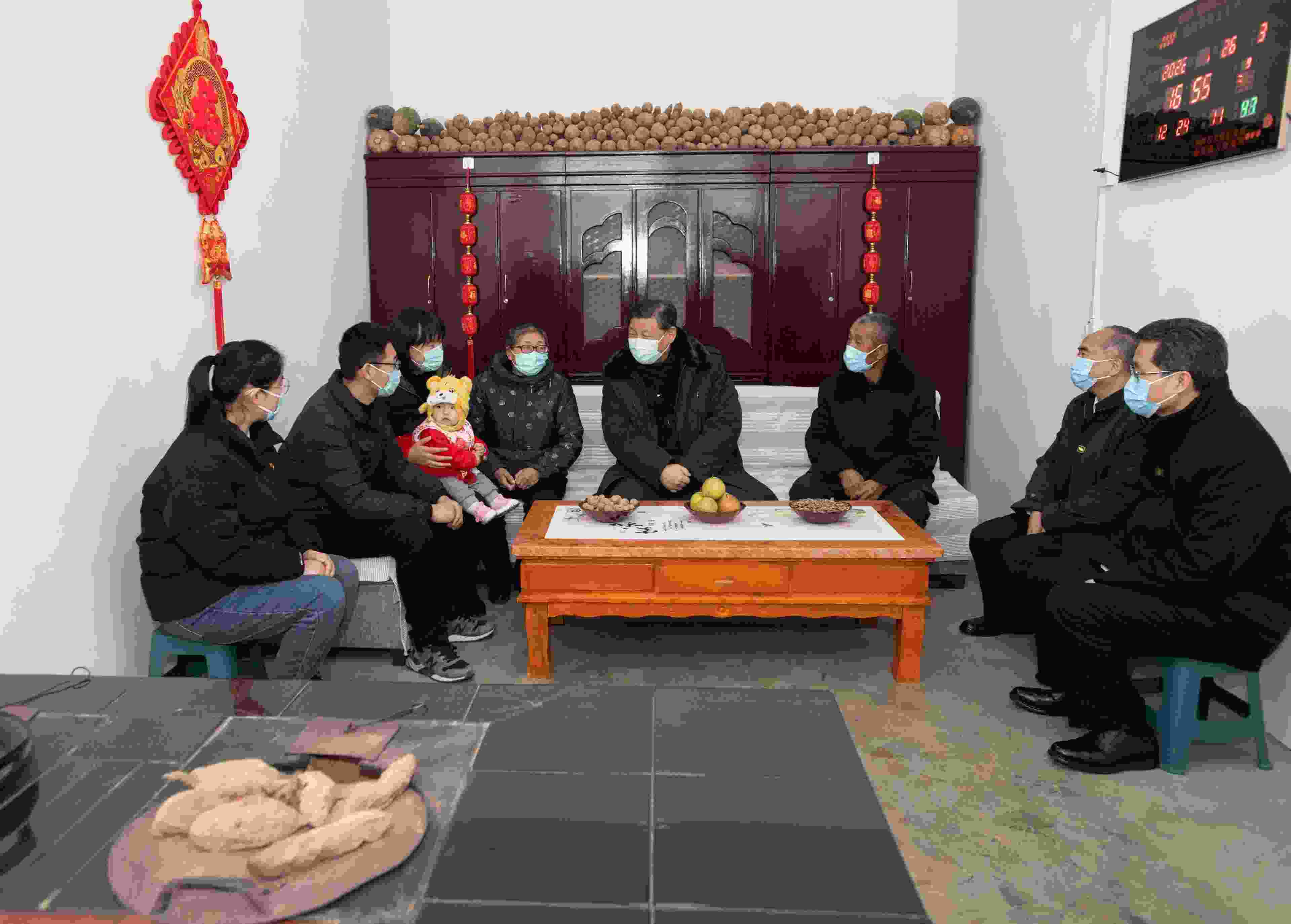 △2022年1月26日，中共中央總書(shū)記、國(guó)家主席、中央軍委主席習(xí)近平在臨汾市汾西縣僧念鎮(zhèn)段村同村民蔡文明一家親切交流。