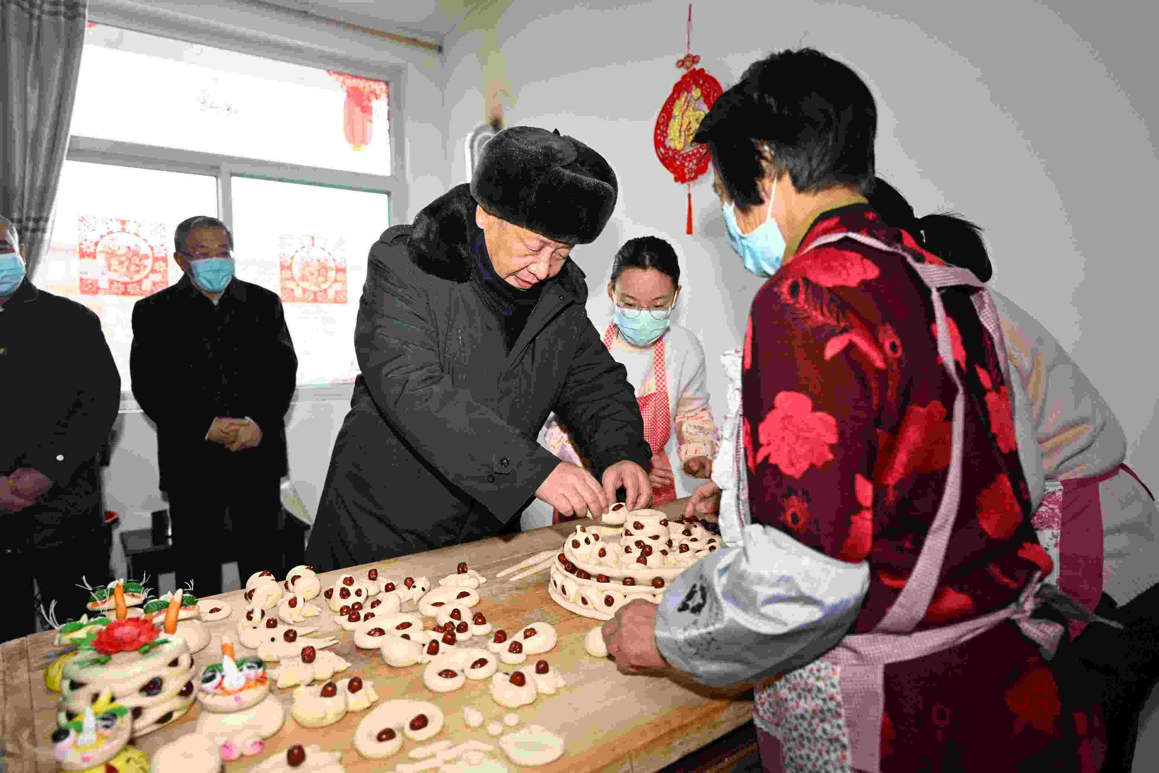 △2022年1月26日，中共中央總書(shū)記、國(guó)家主席、中央軍委主席習(xí)近平在臨汾市霍州市師莊鄉(xiāng)馮南垣村，同師紅兵一家做年饃。