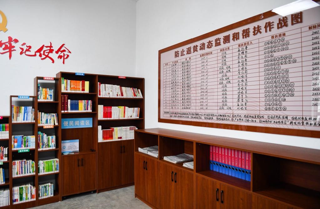 1月27日，段村村委會(huì)內(nèi)的防止返貧動(dòng)態(tài)監(jiān)測(cè)和幫扶作戰(zhàn)圖。新華社記者 柴婷 攝