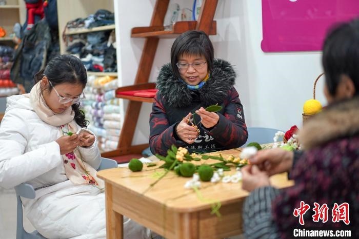 文創(chuàng)工作室的姐妹們正在鉤織月桂葉片?！」帕捡x 攝