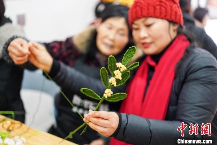 馮燕霞指導(dǎo)姐妹們鉤織月桂葉片?！」帕捡x 攝