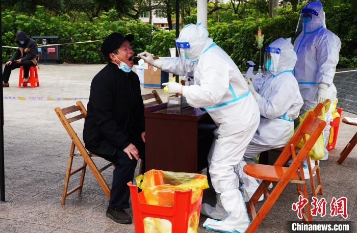 圖為德?？h組織民眾接受核酸檢測?！〉卤？h融媒體中心供圖