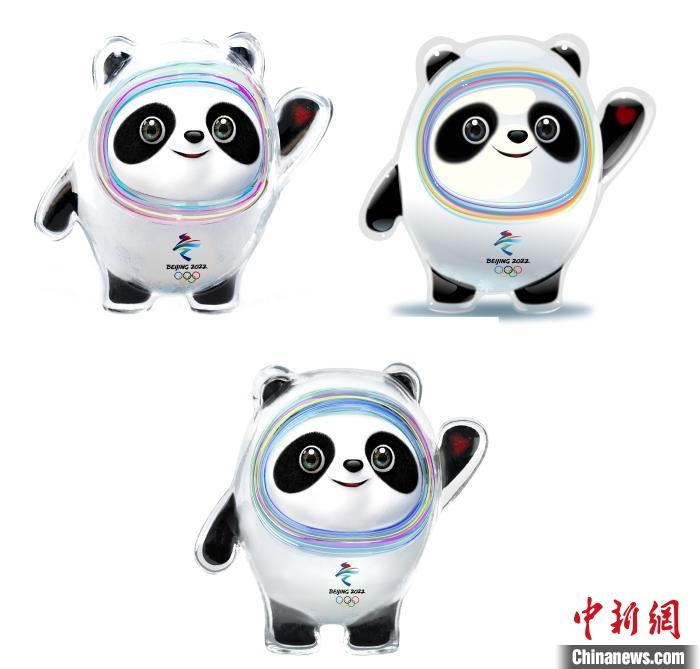 設(shè)計(jì)團(tuán)隊(duì)將“冰絲帶”的形象引入大熊貓后逐漸成型。上方兩個(gè)形象還是外八字腳，下方形象為最終定稿?！⑵皆乒﹫D