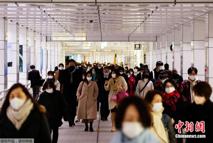 日本民眾戴著口罩走過(guò)東京一座火車(chē)站的大廳
