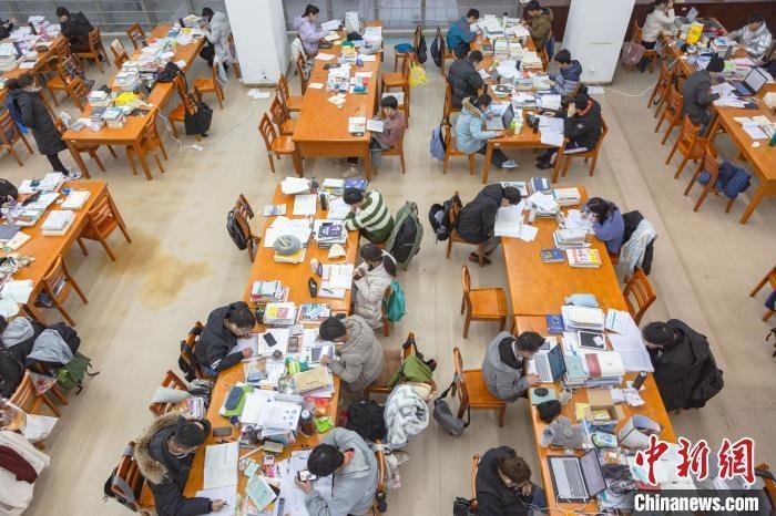 資料圖：南昌大學(xué)圖書館自習(xí)室內(nèi)，考生正在緊張復(fù)習(xí)?！⒘?攝