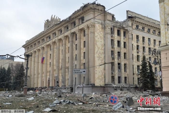當(dāng)?shù)貢r間3月1日，烏克蘭哈爾科夫市中心的政府大樓廣場遭到炮擊。