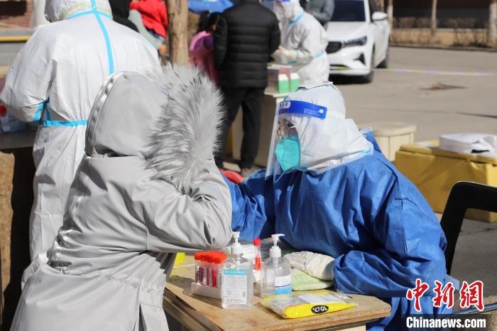 呼和浩特市民做核酸?！埩只?攝