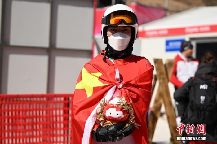 3月6日，中國(guó)選手梁景怡在賽后手捧吉祥物。當(dāng)日，北京2022年冬殘奧會(huì)殘奧高山滑雪男子超級(jí)大回轉(zhuǎn)-站姿決賽在國(guó)家高山滑雪中心舉行，中國(guó)選手梁景怡奪得冠軍。 <a target='_blank' href='/'>中新社</a>記者 劉冉陽(yáng) 攝 　