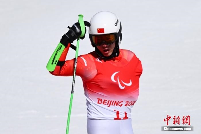 3月6日，中國(guó)選手梁景怡賽后慶祝勝利。當(dāng)日，北京2022年冬殘奧會(huì)殘奧高山滑雪男子超級(jí)大回轉(zhuǎn)-站姿決賽在國(guó)家高山滑雪中心舉行，中國(guó)選手梁景怡奪得冠軍。 <a target='_blank' href='/'>中新社</a>記者 劉冉陽(yáng) 攝 　