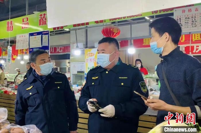 圖為執(zhí)法人員進行調(diào)查?！±铈面谩z