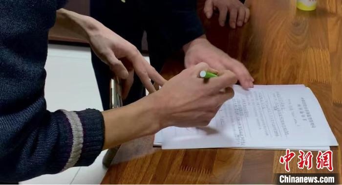 圖為現(xiàn)場下達詢問通知書?！±铈面?攝