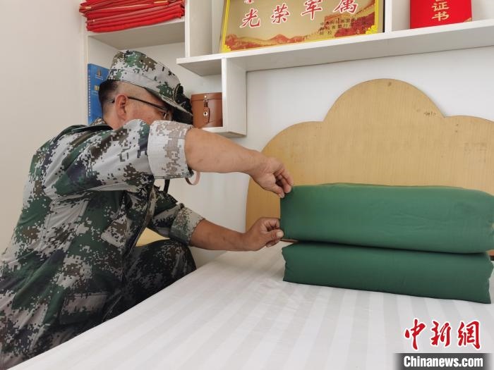 圖為謝寶民以軍人標準要求自己。　受訪者供圖