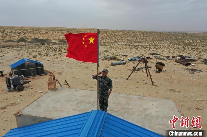 圖為每天升旗是謝寶民的必修課?！∈茉L者供圖