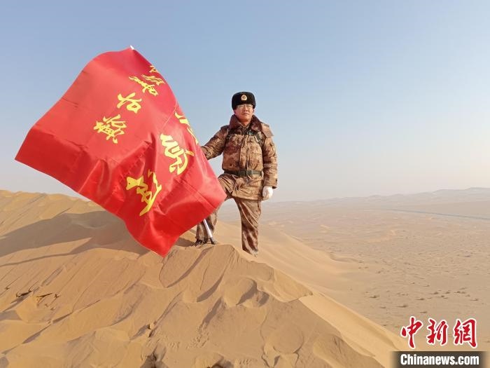 圖為在荒漠中駐守的謝寶民。　受訪者供圖