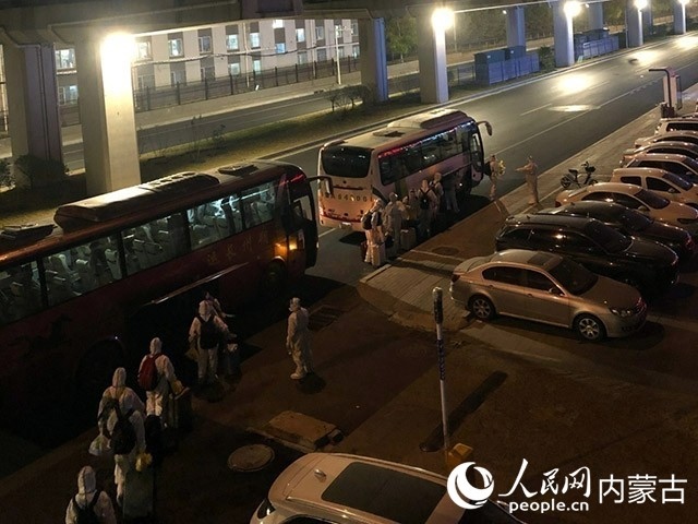 高校學(xué)生有序登車(chē)，前往隔離點(diǎn)。內(nèi)蒙古教育廳供圖