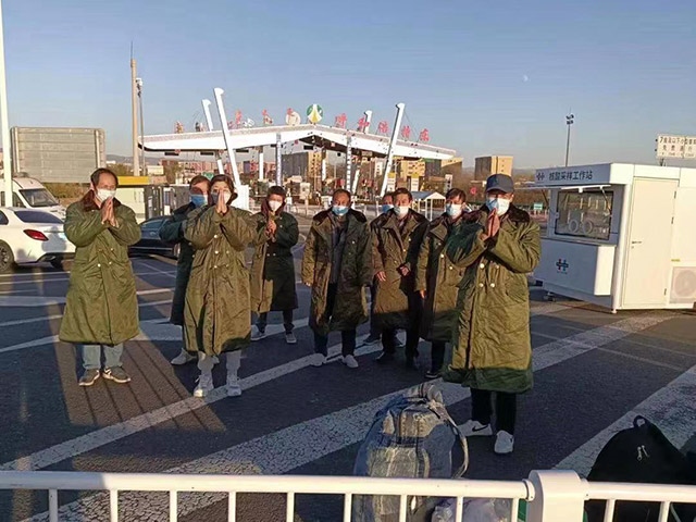 護送農(nóng)民工安全返鄉(xiāng)。賽罕區(qū)民政局供圖