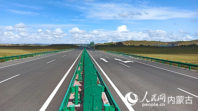 G1611經(jīng)棚至烏蘭布統(tǒng)高速公路項(xiàng)目。人民網(wǎng)記者 趙夢(mèng)月攝
