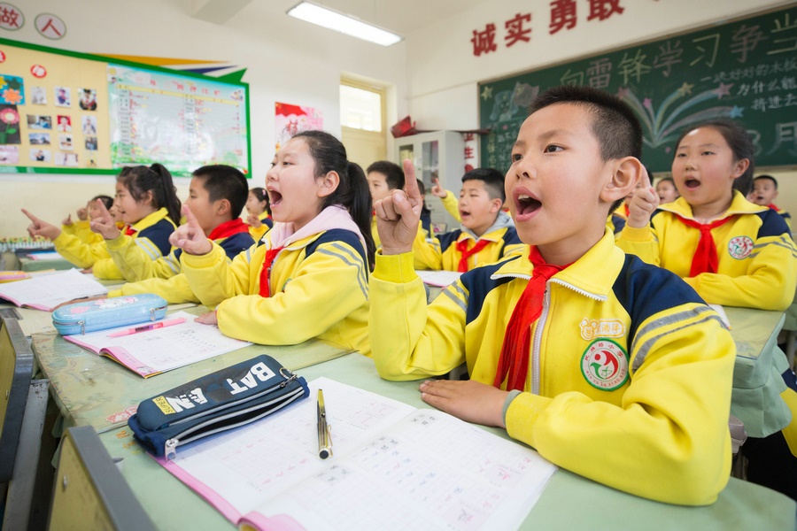 民族路小學(xué)（迎賓校區(qū)），同學(xué)們用手指虛劃筆順掌握字形（1）.jpg