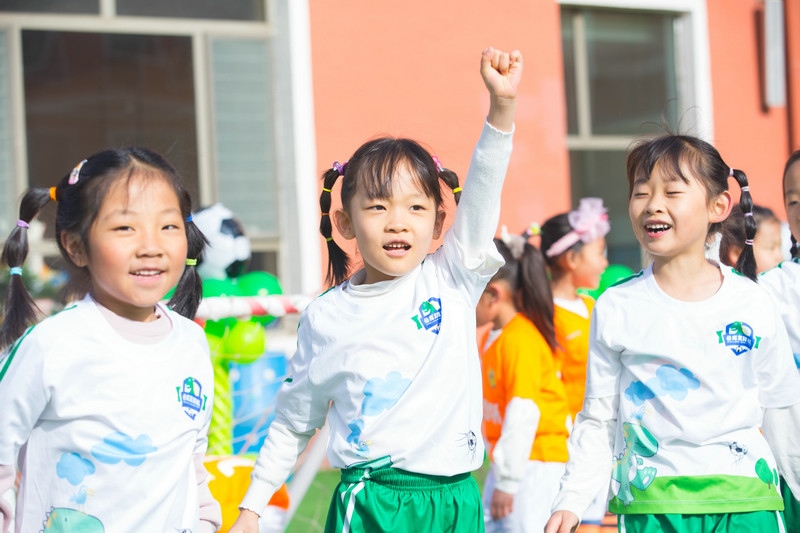 7.趣味比賽中，取得進(jìn)球的孩子正在慶祝.jpg