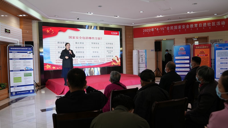 線下聯(lián)合各國家安全委員單位同步開展“國家安全進(jìn)社區(qū)”活動，現(xiàn)場通過以國家安全知識問答為主線，穿插烏蘭牧騎演出、國家安全宣講、發(fā)放國家安全法律法規(guī)讀本等形式，圍繞什么是國家安全、國家安全包含哪些內(nèi)容、如何維護(hù)國家安全等方面，為社區(qū)老百姓開展宣傳宣講，同時作為現(xiàn)場“進(jìn)社區(qū)”活動與線上直播活動連線，把現(xiàn)場熱烈氣氛帶到網(wǎng)絡(luò)，與大家共同分享。 (4)_副本.jpg