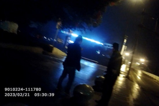 報(bào)警人唐師傅向民警講述情況 。資陽(yáng)公安供圖