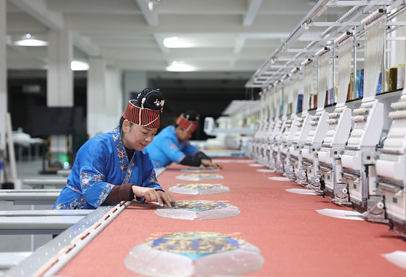 2023年2月13日，貴州省黔東南苗族侗族自治州施秉縣工業(yè)園區(qū)，工人在機繡車間作業(yè)。
