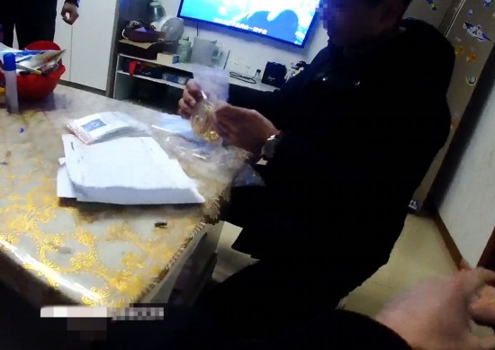 失主對照清單清點黃金等貴重物品。資陽市公安供圖