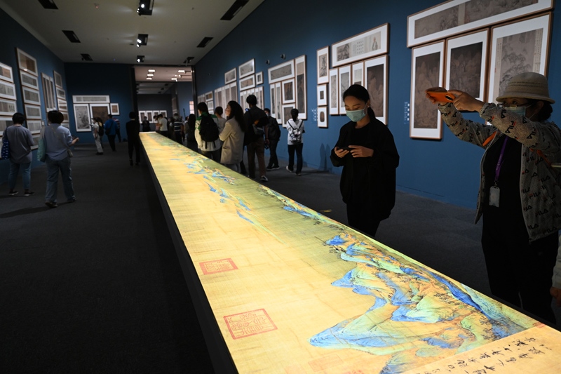 參觀者在中國國家博物館的“盛世修典——‘中國歷代繪畫大系’成果展”上觀看放大兩倍的《千里江山圖》燈光特效圖（2022年9月29日攝）。