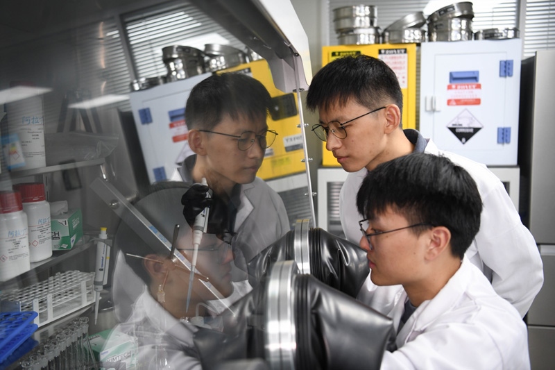 2022年10月19日，中國科學(xué)技術(shù)大學(xué)地球和空間科學(xué)學(xué)院研究員、青年教師郝記華（后）在實(shí)驗(yàn)室與學(xué)生交流。