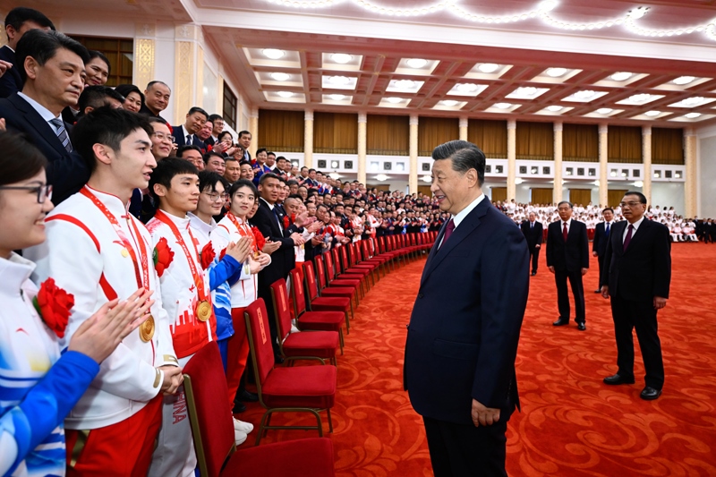 2022年4月8日，習(xí)近平總書記會(huì)見北京冬奧會(huì)、冬殘奧會(huì)突出貢獻(xiàn)集體代表、突出貢獻(xiàn)個(gè)人和中國體育代表團(tuán)成員。