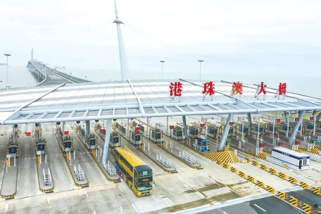△一輛從香港開往珠海的港珠澳大橋穿梭巴士入境珠海。