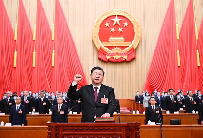 2023年3月10日，十四屆全國人大一次會議在北京人民大會堂舉行第三次全體會議。習(xí)近平全票當(dāng)選為中華人民共和國主席、中華人民共和國中央軍事委員會主席。這是習(xí)近平進行憲法宣誓。