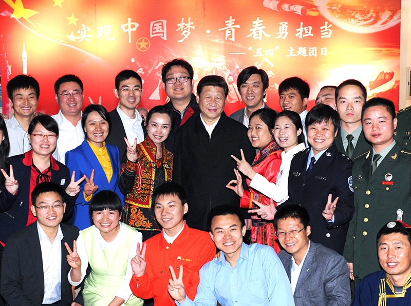 2013年5月4日，習(xí)近平總書記來到中國航天科技集團(tuán)公司中國空間技術(shù)研究院，同各界優(yōu)秀青年代表座談并發(fā)表重要講話。這是座談會前，習(xí)近平和在展廳參觀的優(yōu)秀青年代表合影。