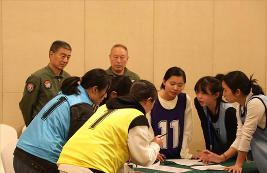 2023年4月4日，參加海軍招飛選拔的學(xué)生在心理選拔環(huán)節(jié)討論發(fā)言，海軍飛行人才心理選拔專家對參檢學(xué)生進(jìn)行活動觀察。