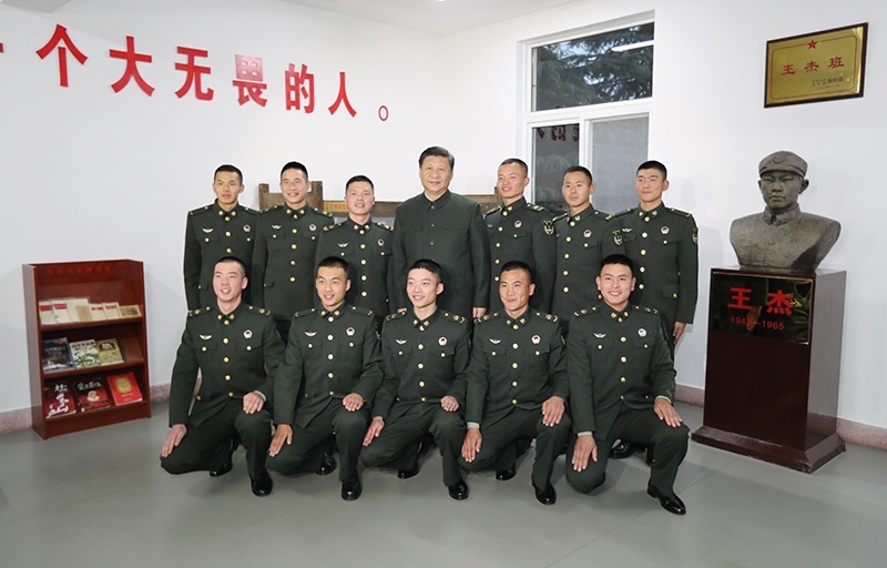 2017年12月13日，中共中央總書記、國家主席、中央軍委主席習(xí)近平到第71集團(tuán)軍視察。這是習(xí)近平同“王杰班”戰(zhàn)士合影。