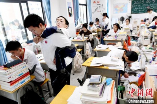 遇到鐘華強(qiáng)課堂上內(nèi)急，江西省南康中學(xué)北校區(qū)的高三學(xué)生朱金祥便會(huì)及時(shí)背著他前往衛(wèi)生間。 卓忠偉 攝