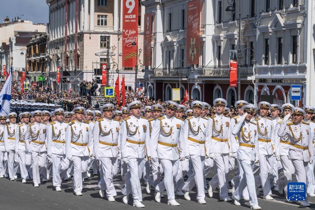 5月9日，在俄羅斯符拉迪沃斯托克市，軍人參加閱兵式。新華社發(fā)（郭飛洲攝）