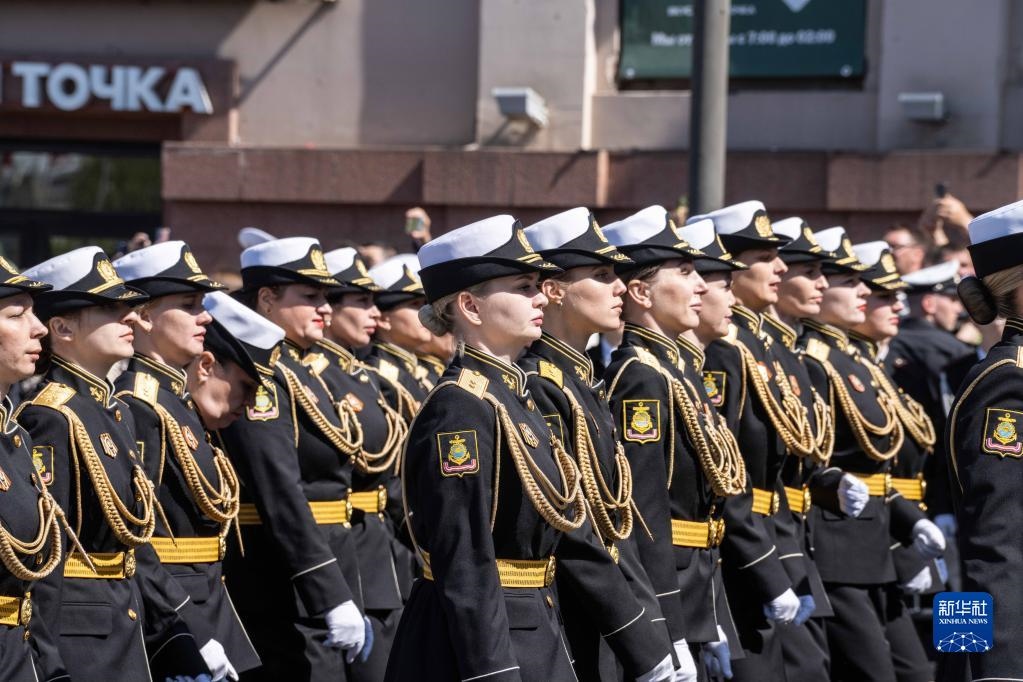 5月9日，在俄羅斯符拉迪沃斯托克市，軍人參加閱兵式。新華社發(fā)（郭飛洲攝）